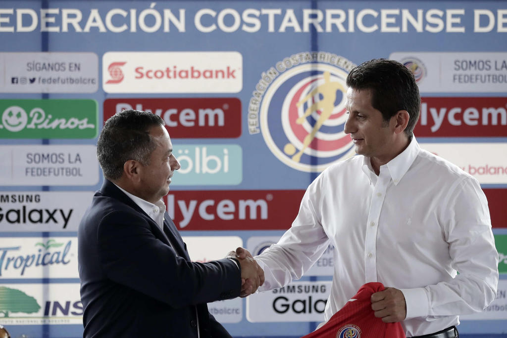 El técnico de la selección de fútbol de Costa Rica, Ronald González, fue destituido la noche del miércoles tras la derrota de su equipo 4-0 ante los Estados Unidos y una larga racha de juegos sin que su equipo conociera la victoria. (ARCHIVO)