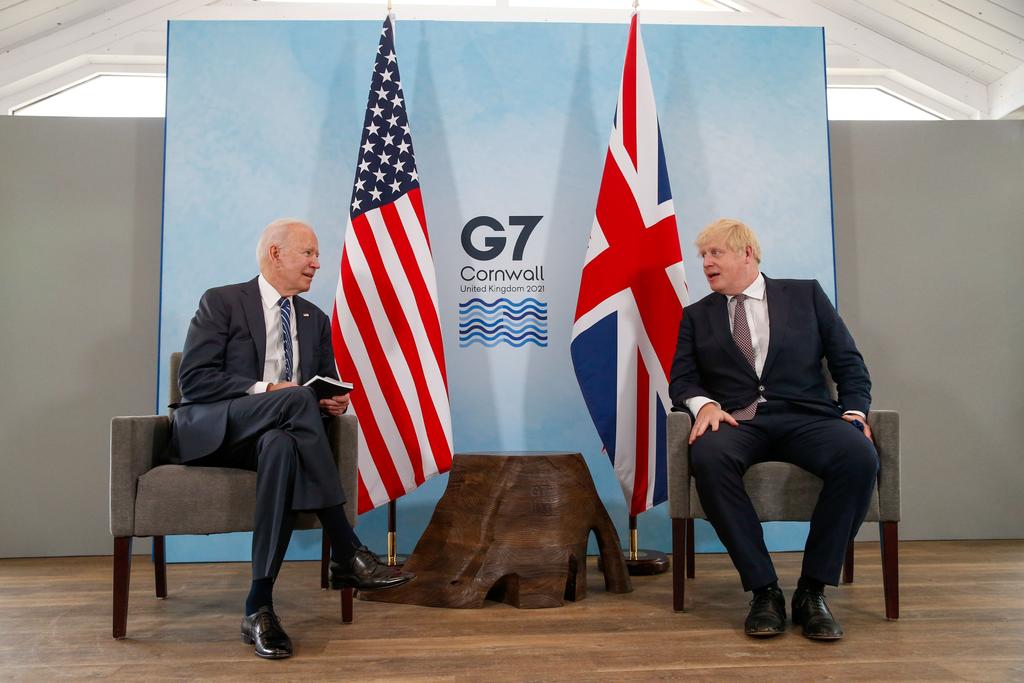 El presidente de Estados Unidos, Joe Biden, y el primer ministro británico, Boris Johnson, firmaron este jueves una nueva versión de la Carta del Atlántico adaptada a los retos del siglo XXI. (EFE) 
