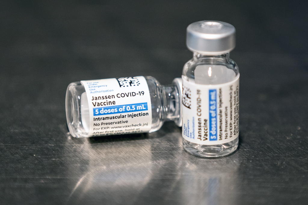 Los reguladores estadounidenses extendieron por seis semanas la fecha de caducidad de millones de dosis de la vacuna de Johnson & Johnson contra el COVID-19. (ARCHIVO) 