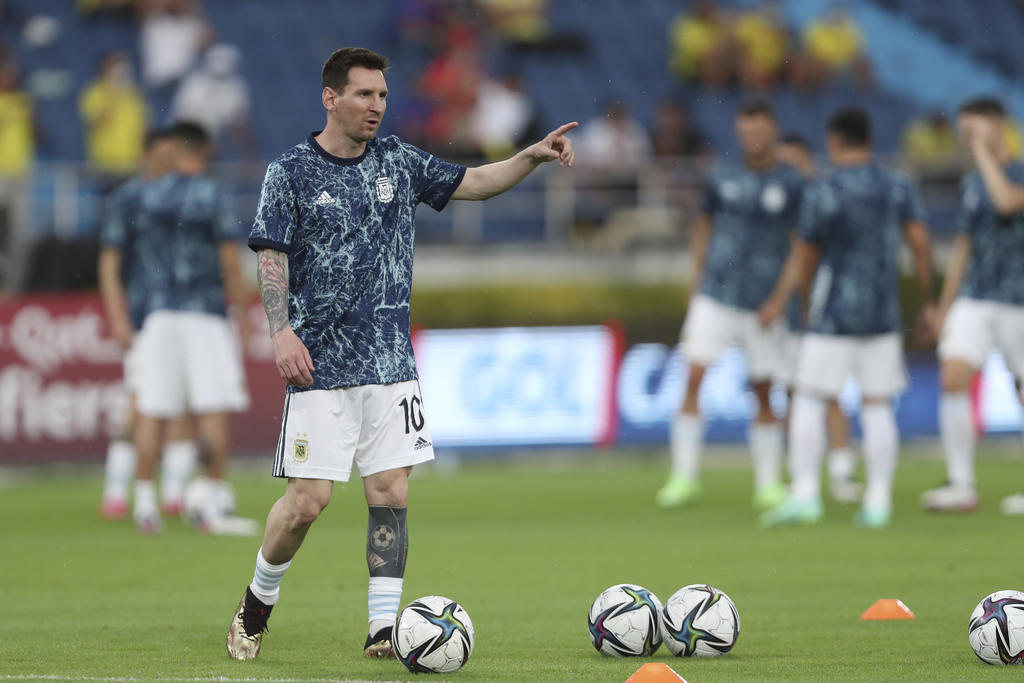 El delantero argentino Lionel Messi durante el calentamiento previo al partido contra Colombia por las eliminatorias de la Copa Mundial, el martes 8 de junio de 2021, en Barranquilla, Colombia. (AP Foto/Fernando Vergara)