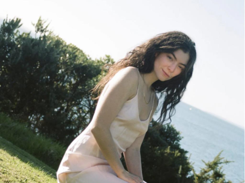 La cantante neozelandesa, Lorde, sorprendió a sus fans con el lanzamiento de su nuevo tema 'Solar Power', el cual llega cuatro años después de su último trabajo discográfico, “Melodrama” (2017). (ESPECIAL)
