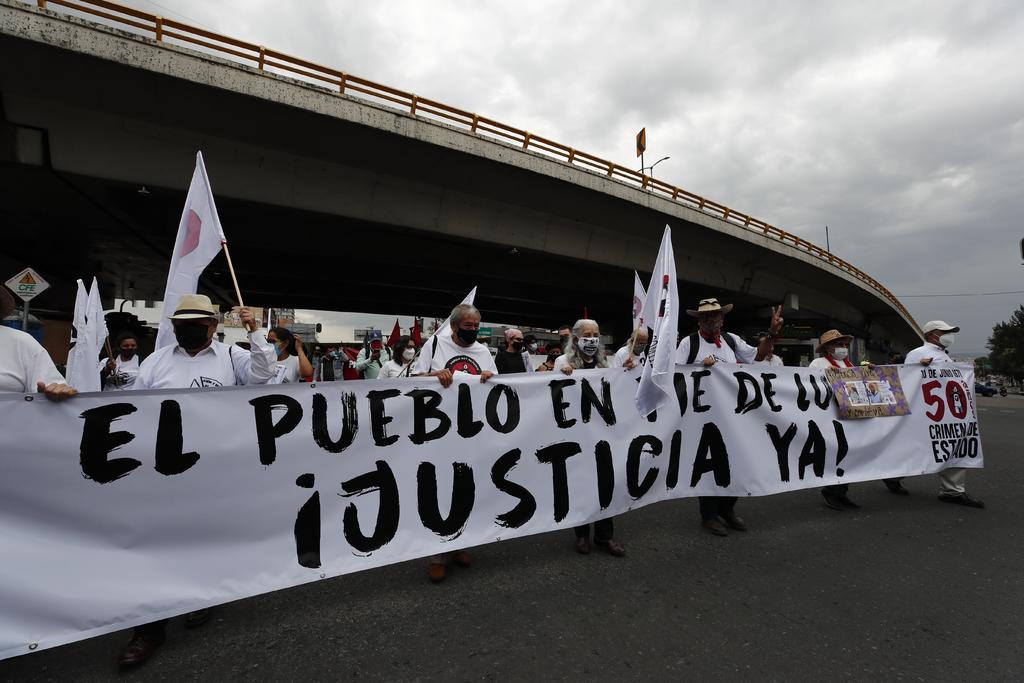 Unas 3,000 personas, entre estudiantes, maestros y organizaciones sociales, marcharon este jueves en la Ciudad de México para conmemorar el aniversario 50 de la matanza de estudiantes del 10 de junio de 1971, denominada el 'Halconazo'. (EFE)