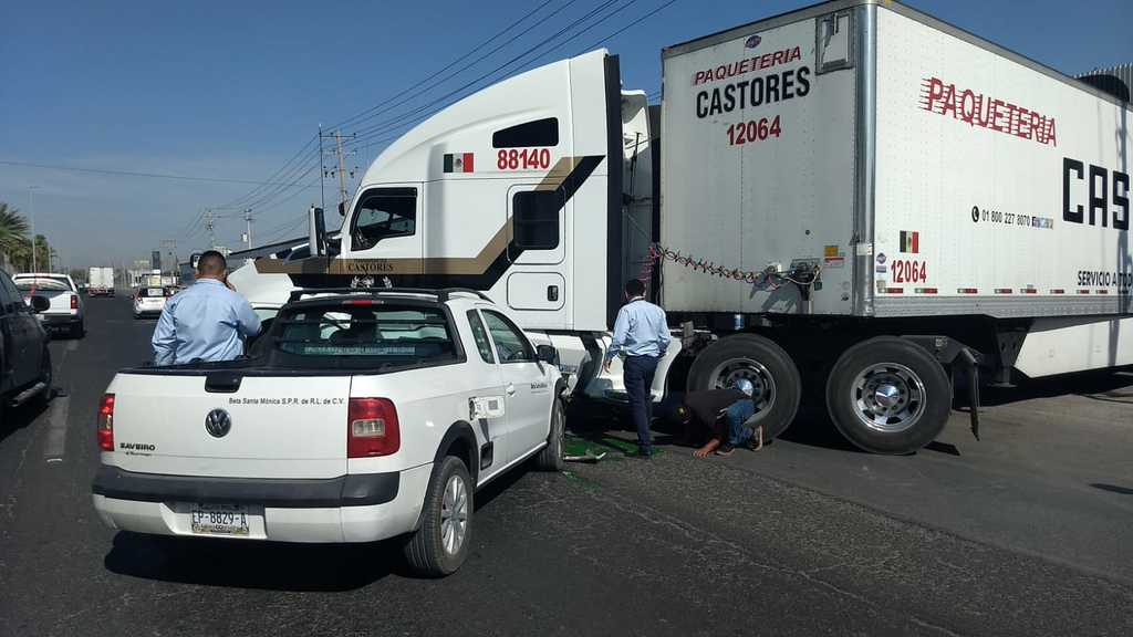 Choque. Se impacta conductor de camioneta contra un tráiler en el Periférico de Gómez Palacio; solo se reportaron daños materiales. (EL SIGLO DE TORREÓN)