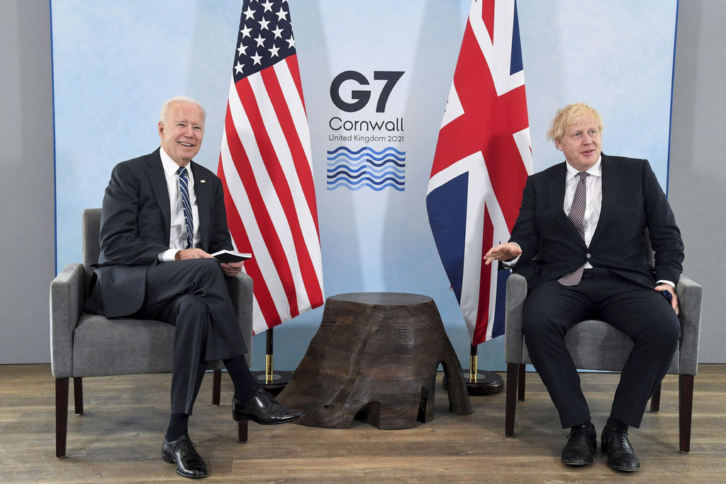 Biden (i), que mantuvo su primera reunión bilateral con Boris Johnson (d), ve al mundo en un 'punto de inflexión'. (AP) 