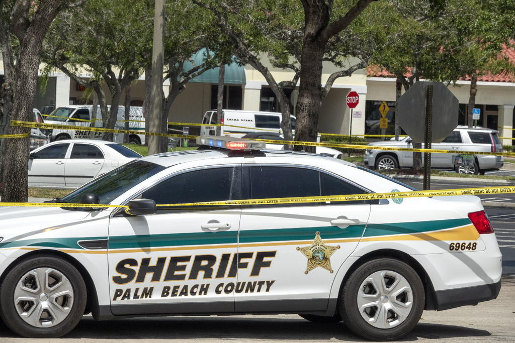 Las autoridades del condado Palm Beach, al norte de Miami revelaron la noche del jueves algunos detalles más del tiroteo, entre ellos el nombre del agresor, Timothy J. Wall, de 55 años, pero no las identidades de las víctimas, ni los motivos del crimen.
(EFE)