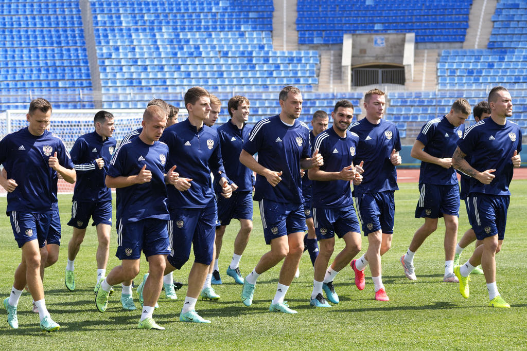 Jugadores de la selección rusa se preparan para el inicio de la sesión de entrenamiento en el estadio Petrovsky de San Petersburgo, Rusia, el viernes 11 de junio de 2021. (AP Foto/Dmitri Lovetsky)