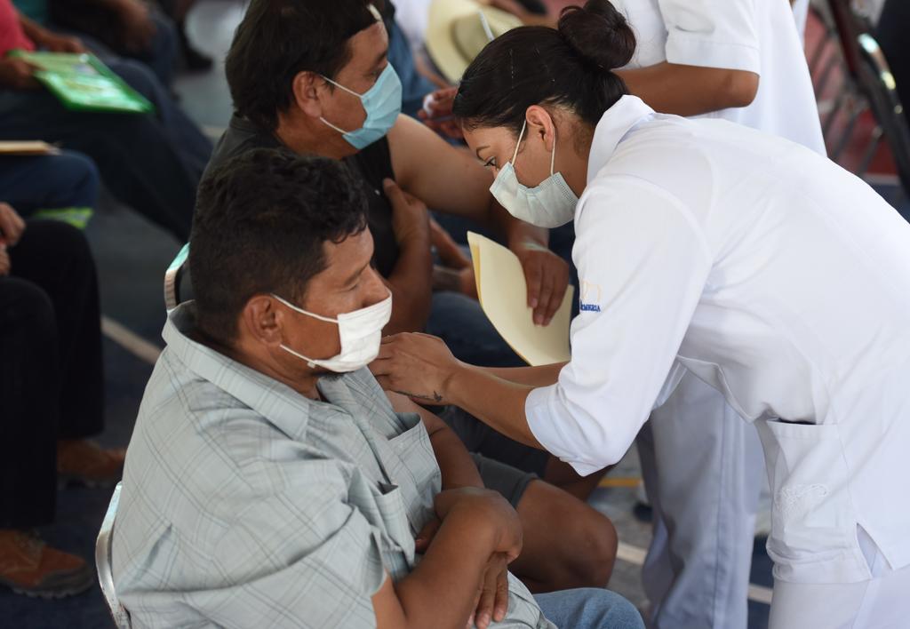 En tres días se han aplicado 40 mil 158 vacunas contra el COVID-19 a la población mayor de 50 años de edad y mujeres embarazadas de más de nueve semanas de gestación que habitan en el municipio de Torreón. (ARCHIVO)
