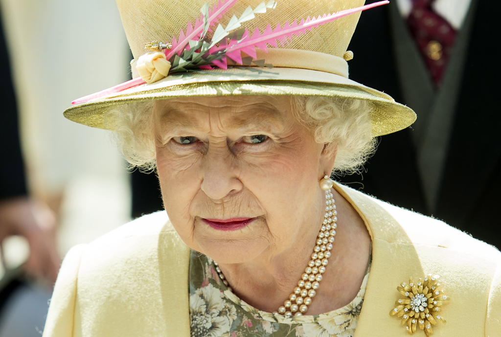 La reina Isabel II de Inglaterra recibió hoy a los líderes del G7 y sus acompañantes en una recepción formal celebrada en un parque medioambiental de Cornualles (suroeste de Inglaterra), en la que estuvieron asimismo presentes el príncipe Carlos y su hijo, el príncipe Guillermo. (ARCHIVO) 