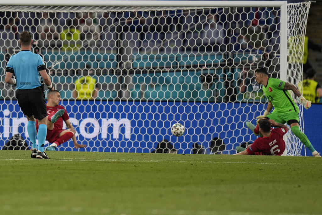 Un gol en propia puerta del turco Merih Demiral a los siete minutos de la segunda mitad da ventaja este viernes a Italia contra Turquía (0-1) y supuso el primer tanto de la Eurocopa. (AP)
