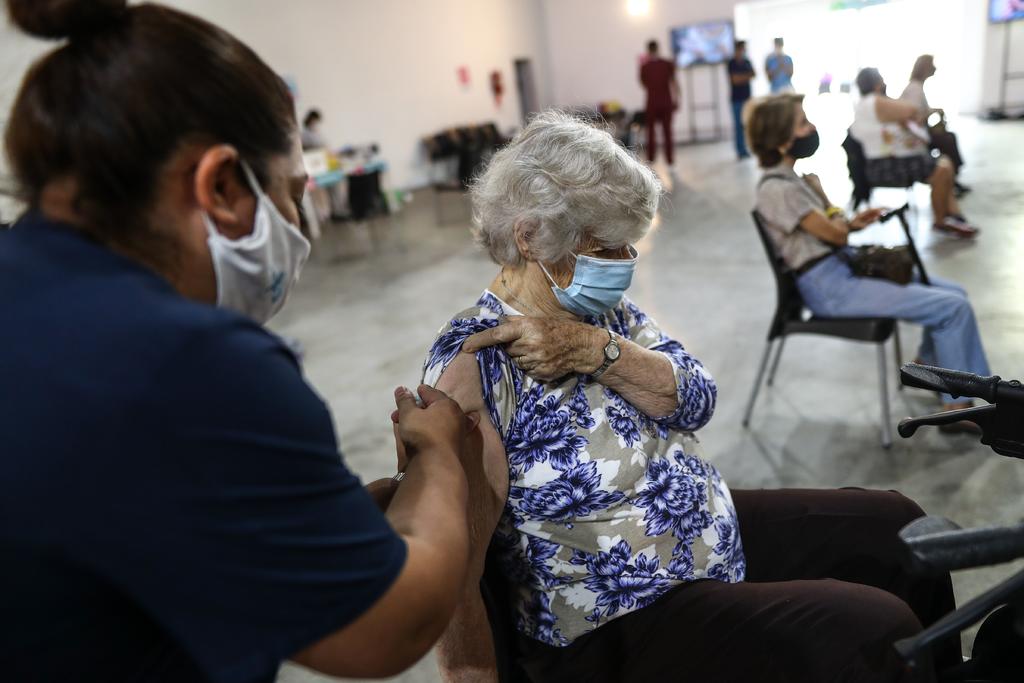 Argentina autorizó el viernes el uso de emergencia de la vacuna del laboratorio chino CanSino Biologics en medio de un brote del nuevo coronavirus que ha disparado las muertes. (ARCHIVO)