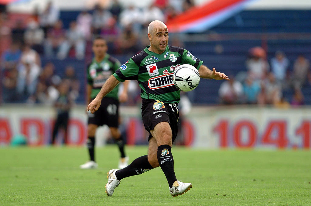 El exfutbolista chileno de 48 años, Rodrigo Patricio 'Pony' Ruiz de Barbieri, es sin duda una leyenda del futbol mexicano, en especial se recuerda su época en la hizo dupla con Jared Borgetti en Santos Laguna, y el se considera el mejor jugador que ha portado el número 11 en su camiseta.
