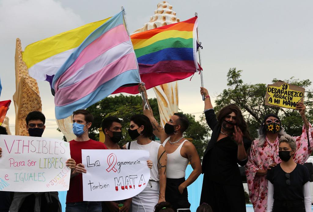 Integrantes de la comunidad LGBT marcharon este viernes en varios puntos del estado de Quintana Roo, Caribe mexicano, para protestar y exigir justicia por el asesinato de un joven que fue golpeado, torturado y quemado al revelar que dio positivo a VIH, el pasado fin de semana. (EFE)