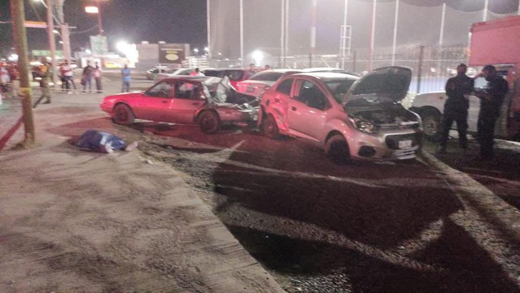 Un joven de 18 años de edad perdió la vida tras ser impactado por un vehículo que perdió el control y se proyectó hacia el estacionamiento de unas canchas deportivas en la ciudad de Torreón. (EL SIGLO DE TORREÓN)