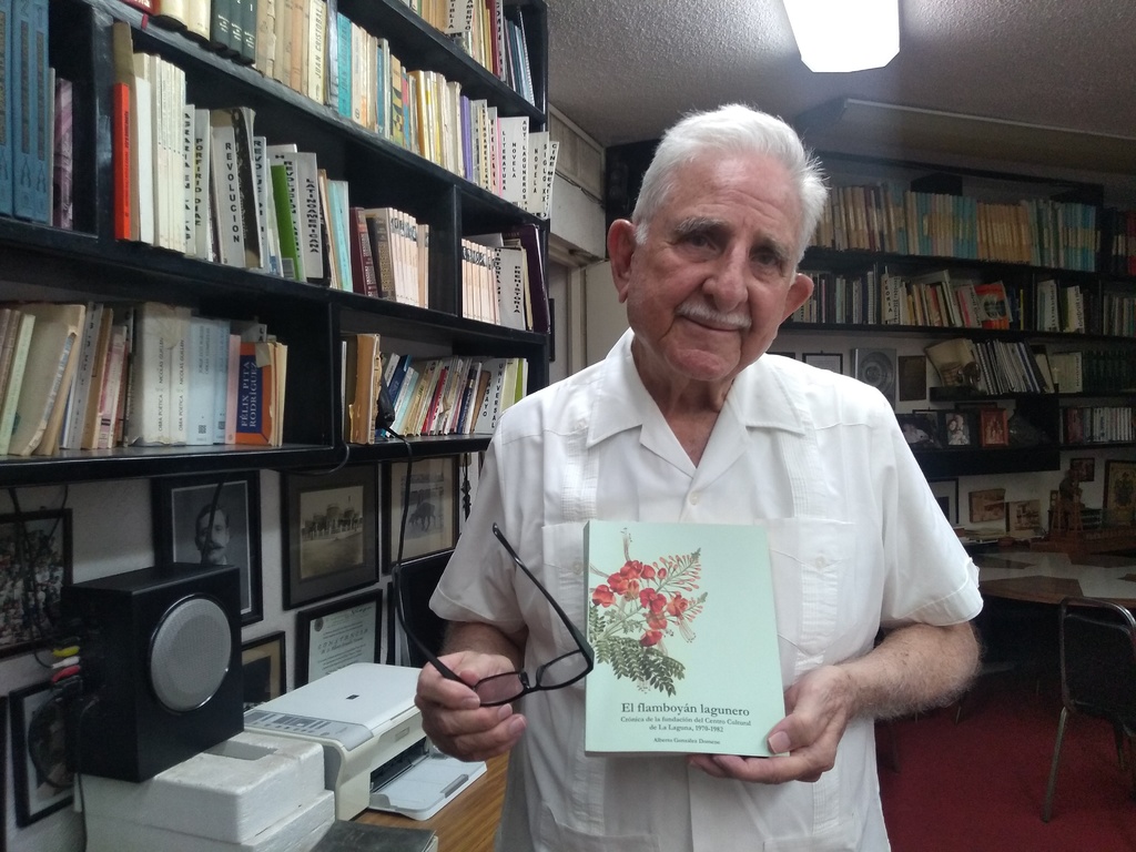Autor. En su libro, Alberto González Domene ha plasmado memorias, datos, anécdotas y nombres de gestores culturales laguneros.