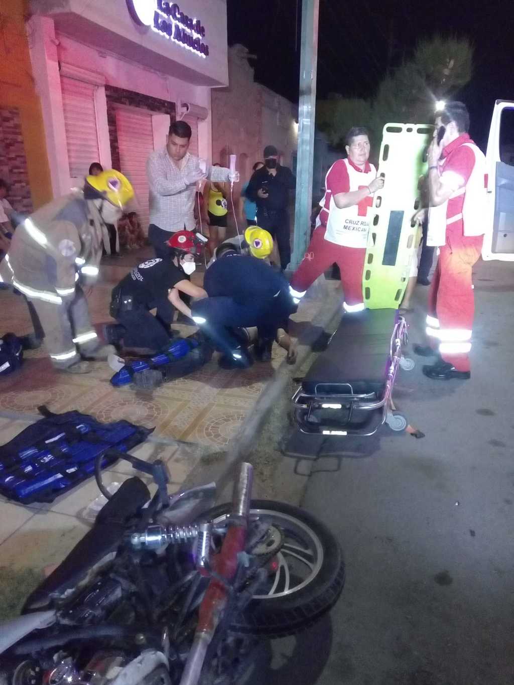 El motociclista fue auxiliado por los paramédicos de Protección Civil y Cruz Roja.