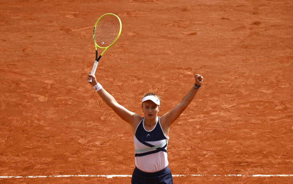 La checa Barbora Krejcikova ganó este sábado la edición de 2021 de Roland Garros al imponerse a la rusa Anastasia Pavlyuchenkova y logró su primer título de un 'Grand Slam' en su quinta participación en un 'grande'. (EFE)

