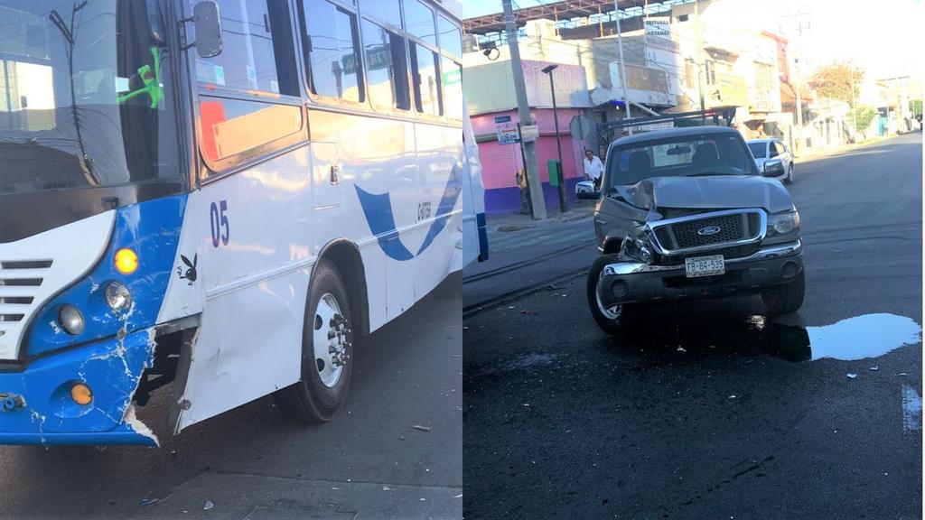 Un conductor que presuntamente no respetó la luz roja en el semáforo, se impactó contra un autobús de pasajeros en la zona Centro de la ciudad de Torreón. (ESPECIAL)