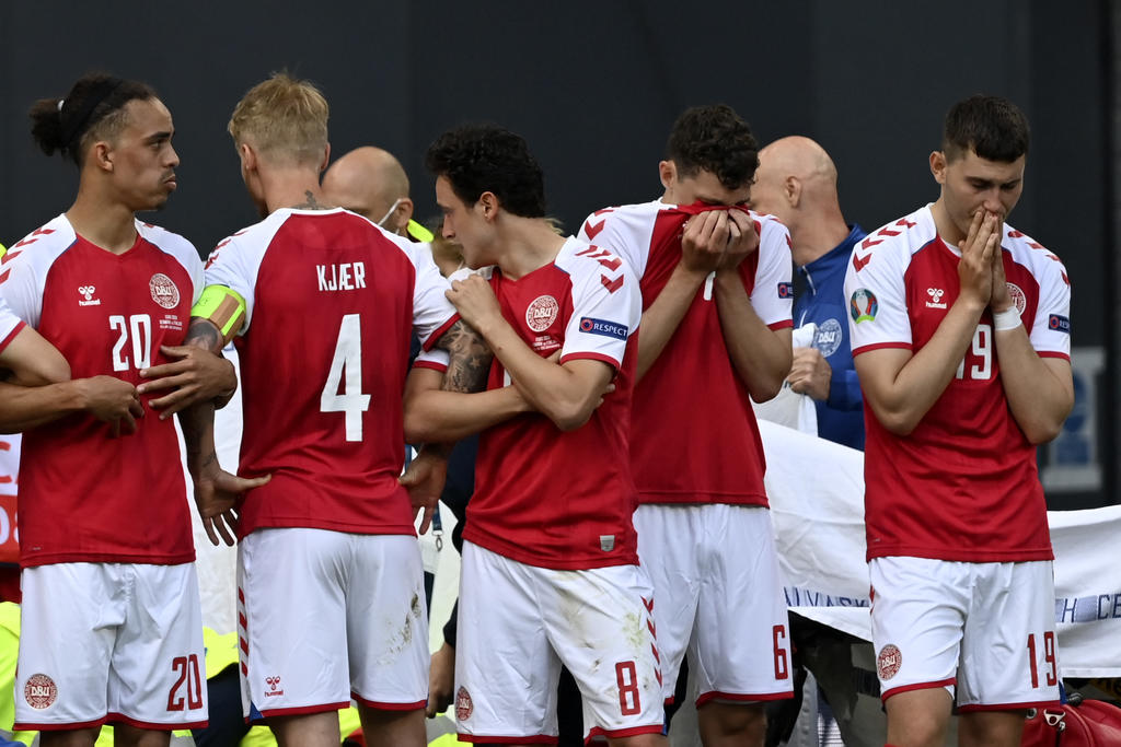 Los jugadores de la selección danesa pudieron hablar con su compañero Christian Eriksen, cuyo desvanecimiento en el minuto 43 provocó la suspensión del Dinamarca-Finlandia de la Eurocopa, antes de que se reanudase. (AP)

 