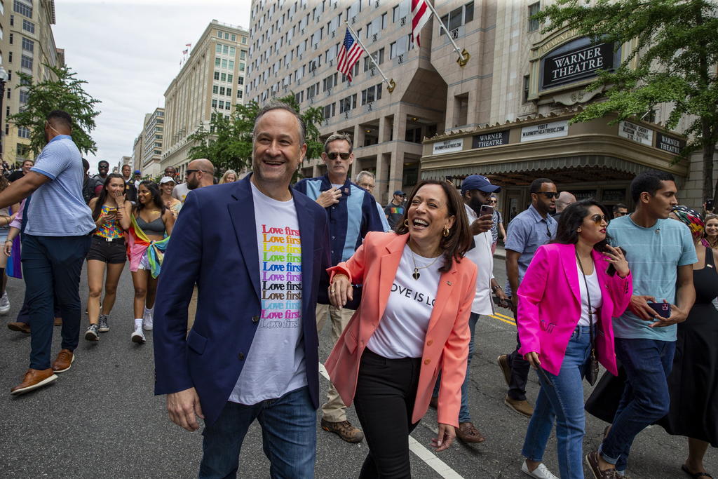 La vicepresidenta de Estados Unidos, Kamala Harris, sorprendió este sábado a los participantes en una marcha con motivo del mes del orgullo LGBTQ+ al sumarse a sus filas durante parte del recorrido, además de abogar por una mejor protección para las personas transgénero en el país. (EFE)
