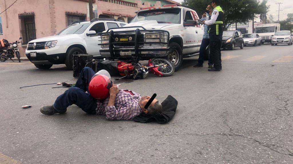 El conductor de una motocicleta resultó lesionado, luego de que una camioneta lo embistiera tras circular sin precaución, en la Zona Centro de Saltillo. (EL SIGLO DE TORREÓN) 
