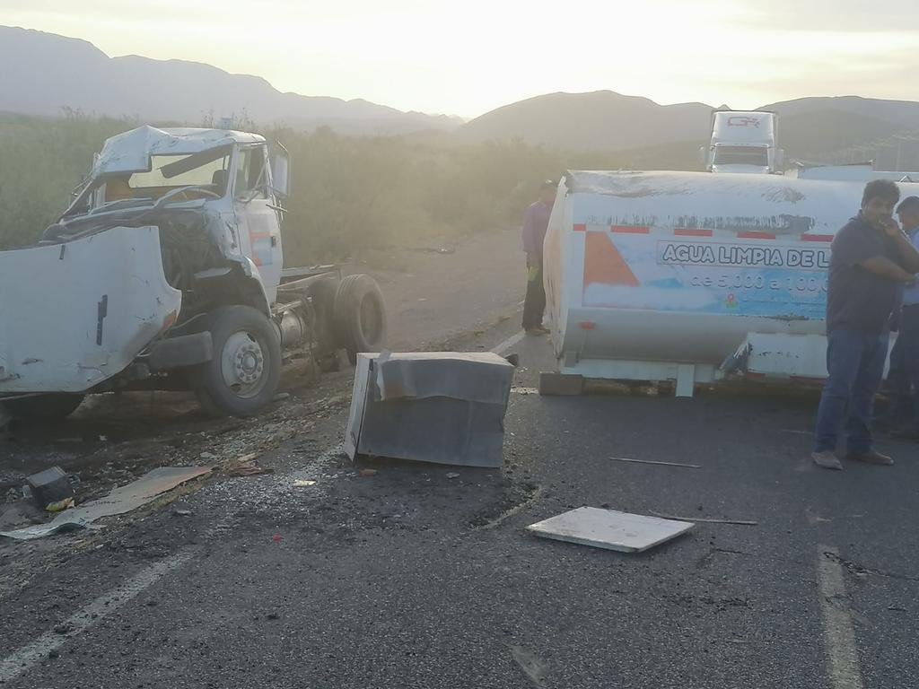 Operador de pipa sufre accidente sobre la carretera Nazareno - Picardías, las autoridades localizaron la pesada unidad abandonada en medio de la vialidad.
