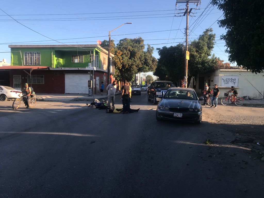 Mujer en motocicleta es impactada por camioneta en Gómez Palacio