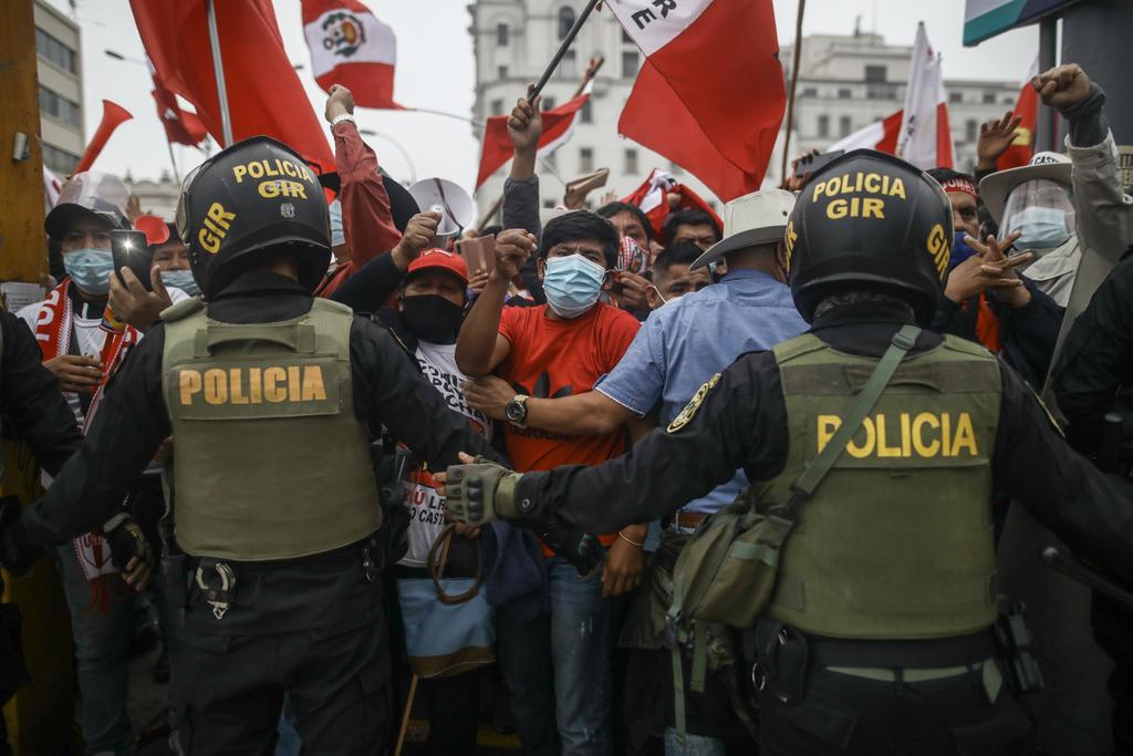 Las protestas se presentaron en la capital peruana, entre llamados a la calma y sin un resultado oficial de las presidenciales. (EFE) 