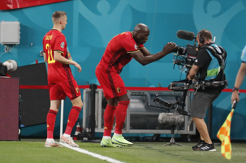 Romelu Lukaku envía un mensaje a Christian Eriksen tras marcar el primer gol, en el triunfo de Bélgica 3-0 sobre Rusia.