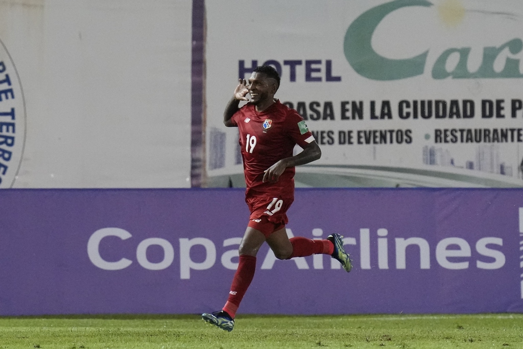 Alberto Quintero celebra luego de anotar el primer gol de Panamá, en la victoria 2-1 sobre Curazao, en las eliminatorias de Concacaf.
