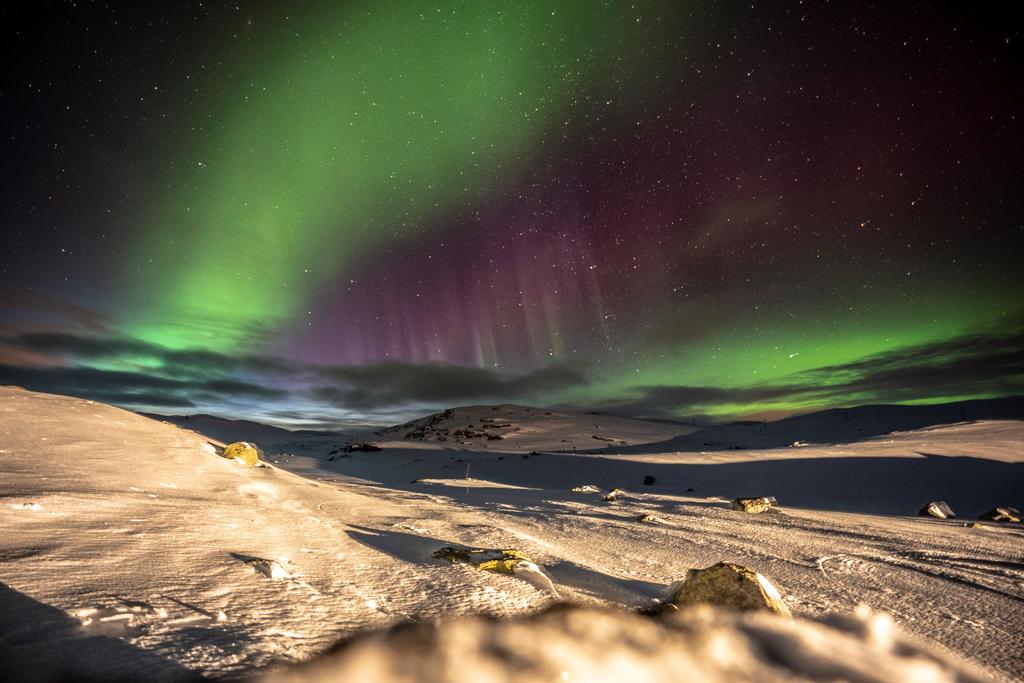 Las auroras boreales más brillantes son producidas por poderosas ondas electromagnéticas durante tormentas geomagnéticas, según concluyó un estudio de la Universidad de Iowa (EUA) que publica la revista 'Nature Communications'. (ARCHIVO) 

