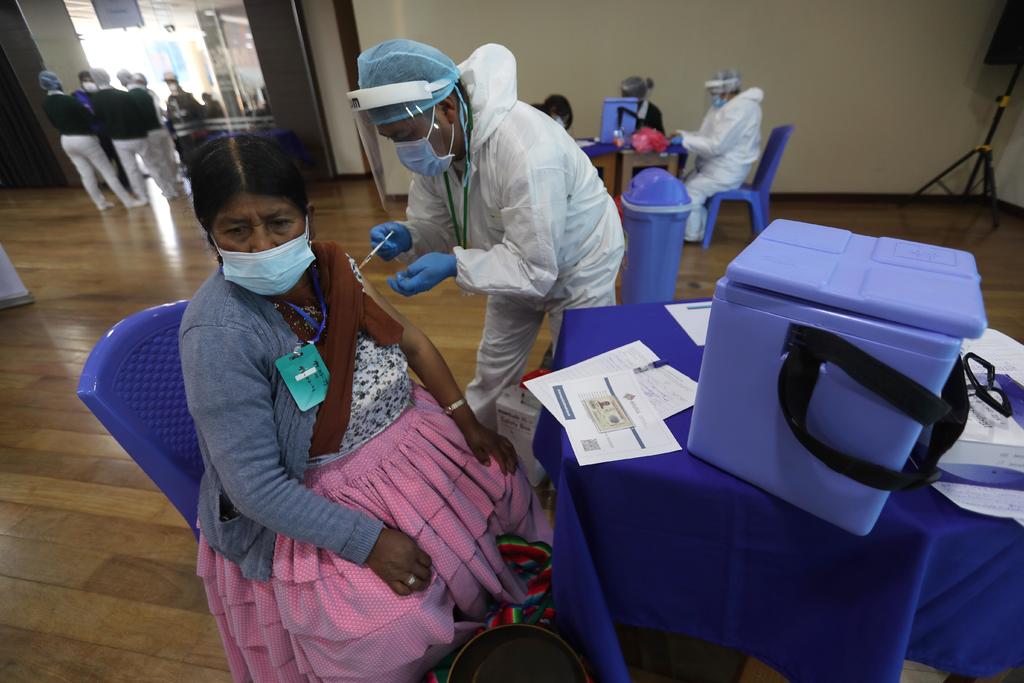 Bolivia resaltó la 'solidaridad' y la cooperación de México por entregarle este domingo 150,000 vacunas contra la COVID-19 de AstraZeneca, que garantizan una segunda dosis a varios bolivianos. (ARCHIVO)