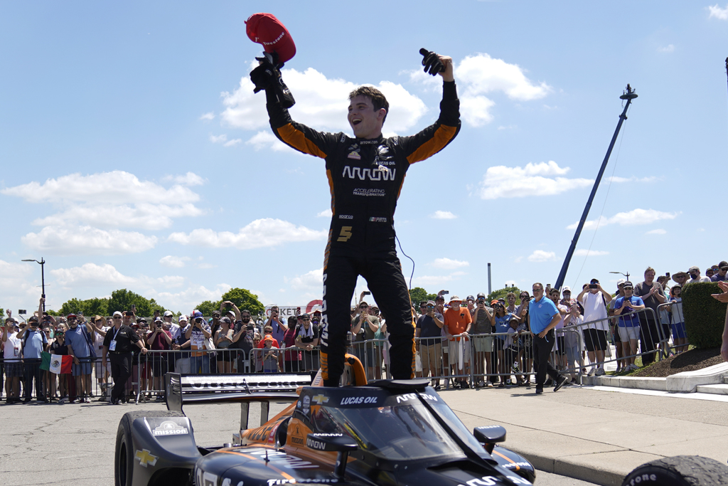 El mexicano Patricio O'ward cruzó la meta en primer lugar en el Gran Premio de Detroit, para llevarse su segundo triunfo de la campaña. (AP)
