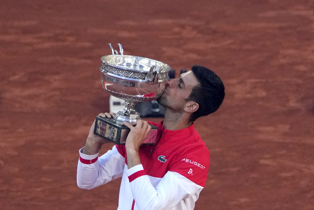 Novak Djokovic llegó a 19 títulos de Grand Slam y dos de Roland Garros tras vencer a Stefanos Tsitsipas. (AP)