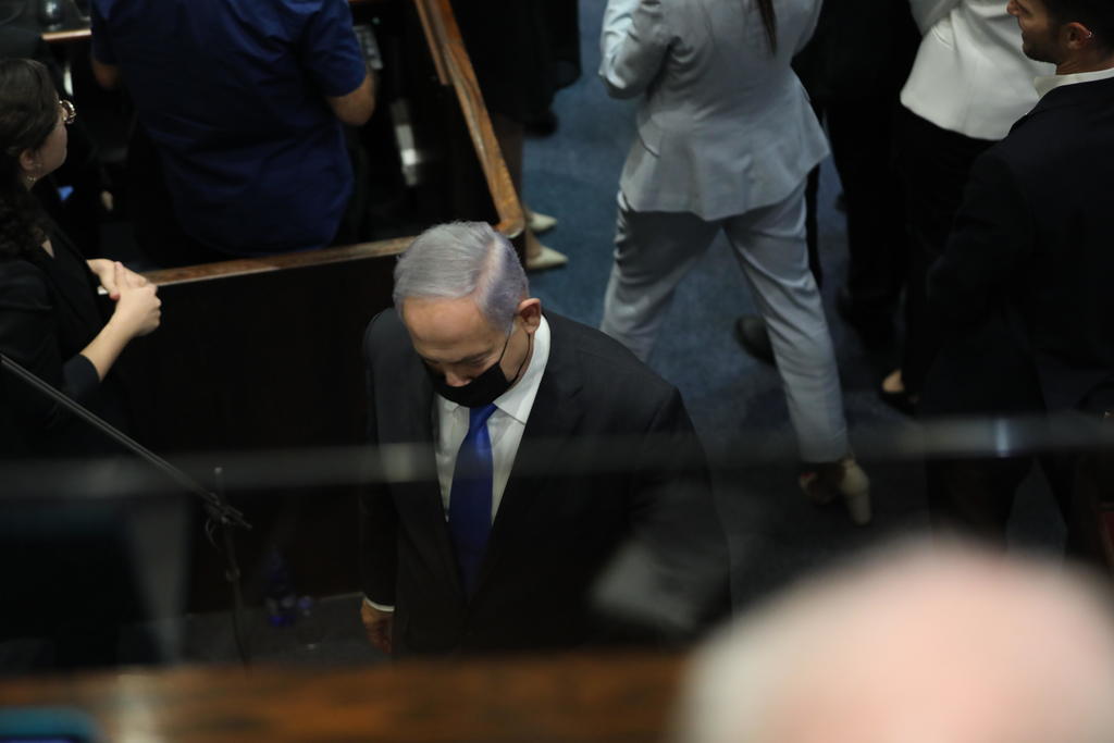 Tras su derrota, Benjamín Netanyahu sale de la sesión parlamentaria en Israel. (EFE) 