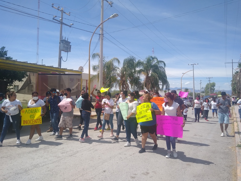 Los manifestantes exigen la liberación de Adrián, quien fue involucrado en el feminicidio de Ilse. (EL SIGLO DE TORREÓN) 