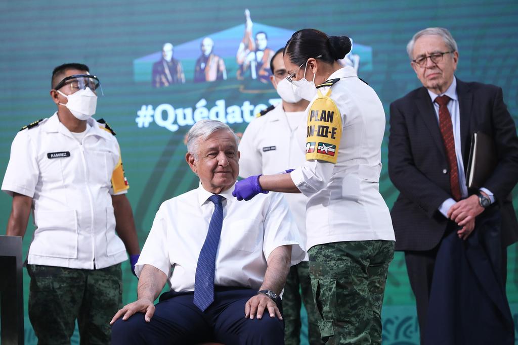 El pasado 20 de abril, en su conferencia de prensa, el presidente López Obrador fue vacunado con la primera dosis de la vacuna AstraZeneca contra el COVID-19 por parte de médicos militares que pertenecen a la Secretaría de la Defensa Nacional (Sedena).
(ARCHIVO)