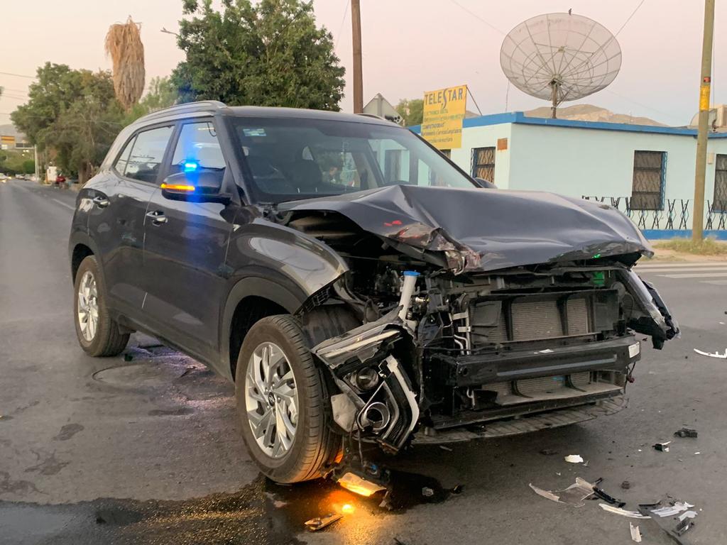 Los primeros peritajes indicaron que una camioneta Hyundai Creta, color gris, modelo 2021, que era conducida por Janeth Alejandre de 30 años de edad, se desplazaba por la calle 21.
(EL SIGLO DE TORREÓN)