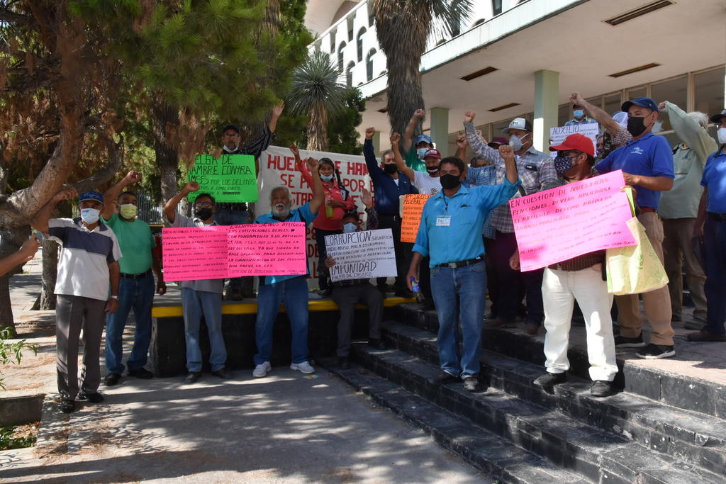 Antonio Martínez Alvarado, activista de Derechos Humanos, acompañado de un nutrido grupo de personas de la tercera edad, se instaló en el exterior de la Subdelegación del Seguro Social e iniciaron la protesta.