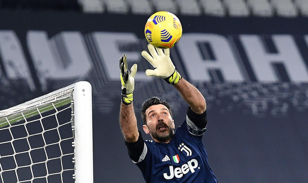 El portero italiano Gianluigi Buffon, de 43 años, informó este lunes de que ha decidido seguir jugando al menos un año más y está analizando varias opciones, tanto en Italia como en el extranjero. (ARCHIVO)

 