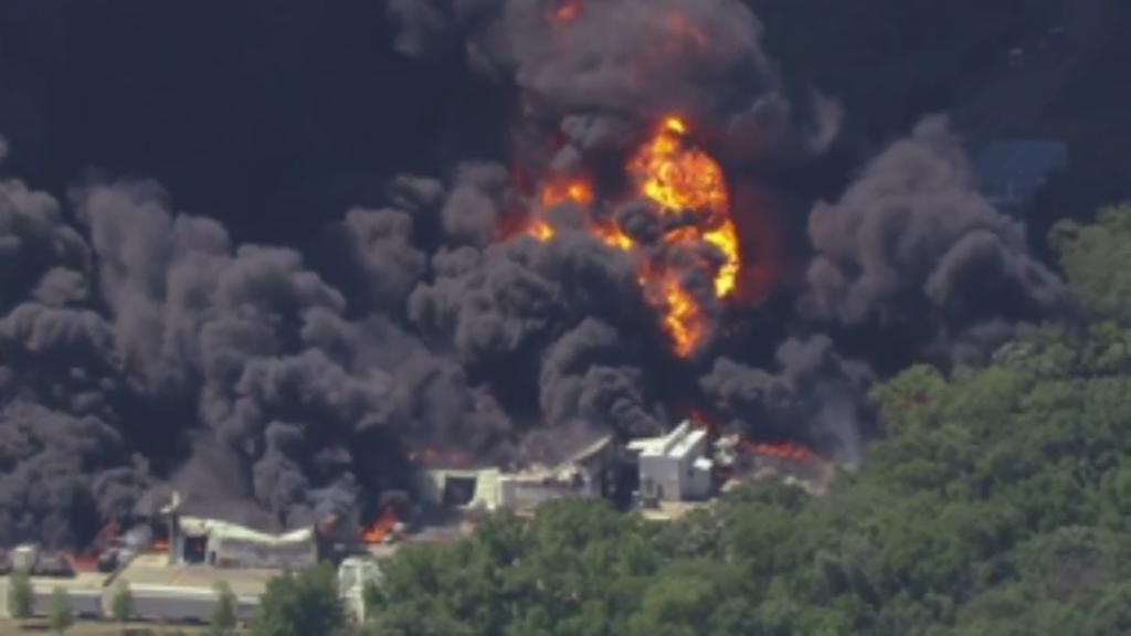 Una fuerte explosión química en una planta industrial de Rockton (Illinois, EUA) provocó este lunes la evacuación de cientos de personas por una 'amenaza extraordinaria para la vida o la propiedad', informó el Departamento de Policía local. (ESPECIAL) 
