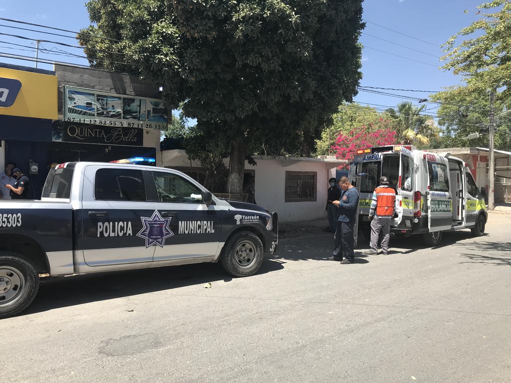 Un trabajador de una empresa de televisión por cable, sufrió una descarga eléctrica mientras laboraba en la instalación de fibra óptica en la colina Bellavista de la ciudad de Torreón. (EL SIGLO DE TORREÓN)