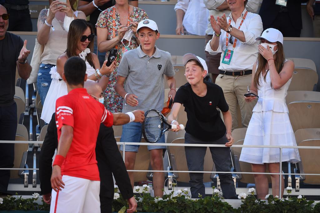  Luego de conseguir el segundo Roland Garros de su carrera, Novak Djokovic le obsequió su raqueta a un niño mexicano, siendo esta una de las escenas más emotivas que regaló la final del Grand Slam en París. (ROLAN GARROS)