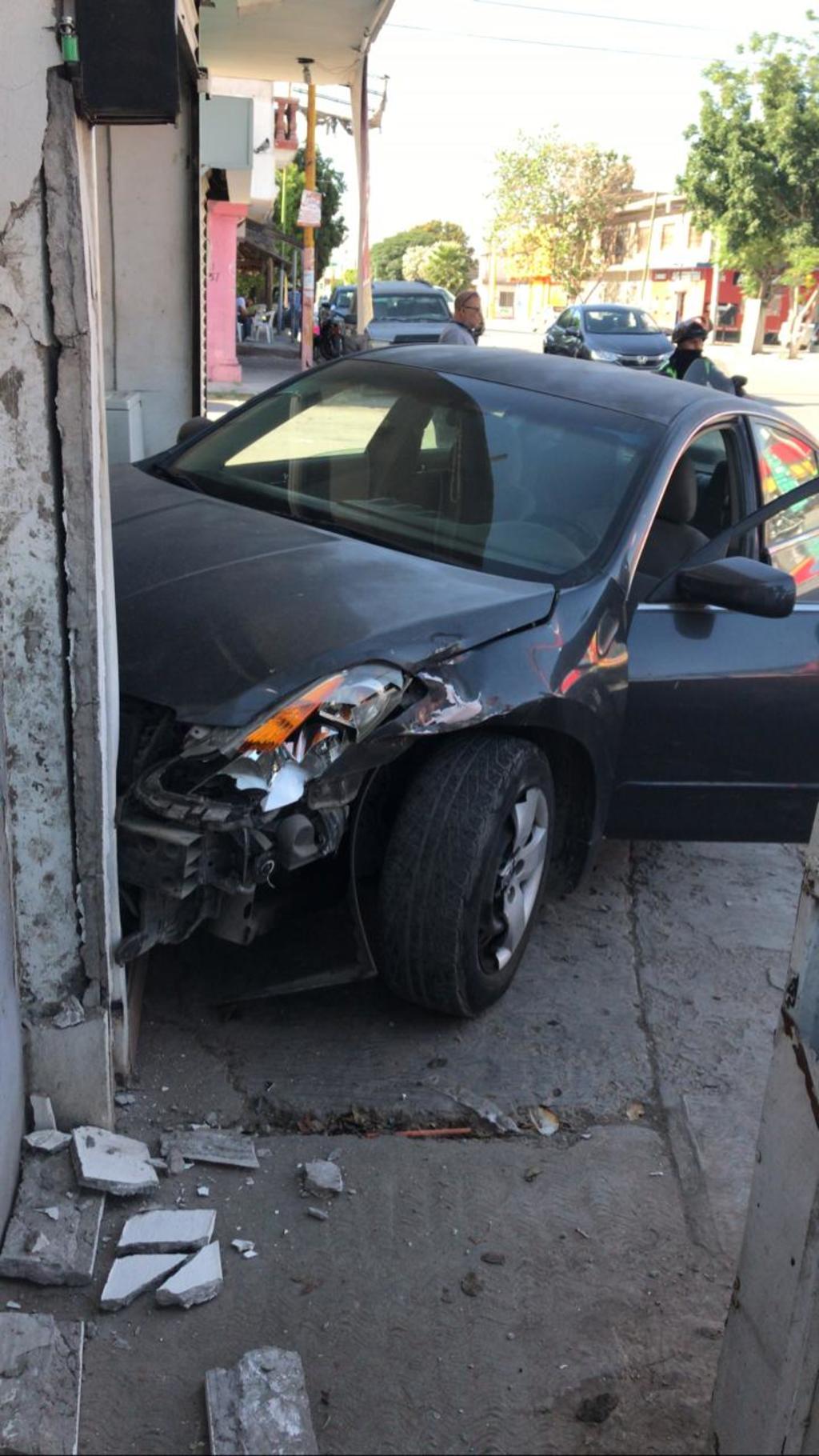 Vehículo se impacta de frente contra un establecimiento comercial de Gómez Palacio; hay cuantiosos daños materiales.