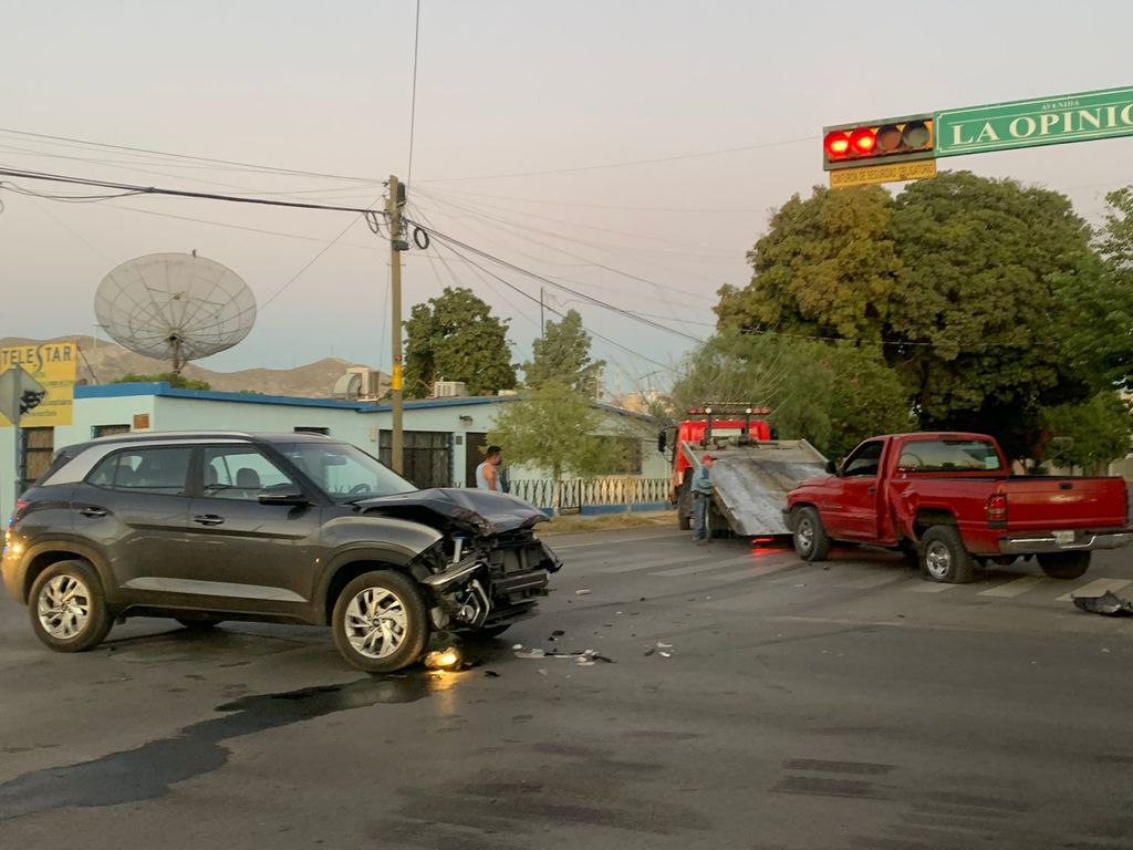 Ambos vehículos involucrados en el accidente vial terminaron con daños materiales que se calcularon en 70 mil pesos.