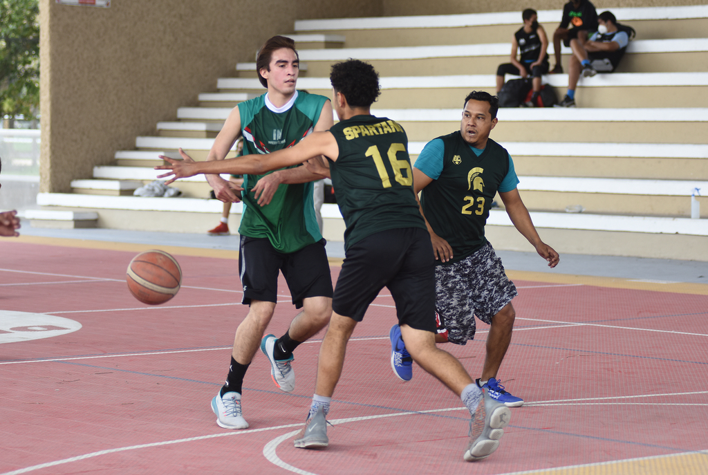 A gran ritmo y con estupendas jugadas, ha comenzado el noveno torneo de este circuito organizado por la asociación Laguna Basket. (ESPECIAL)