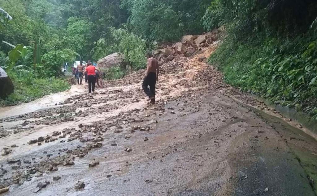 Se trata de la misma carretera y el mismos tramo que sufrió afectaciones hace casi un mes, cuando las fuertes lluvias causaron un deslave y el cierre de la vía federal a la altura de este municipio de los Valles Centrales.
(ESPECIAL)