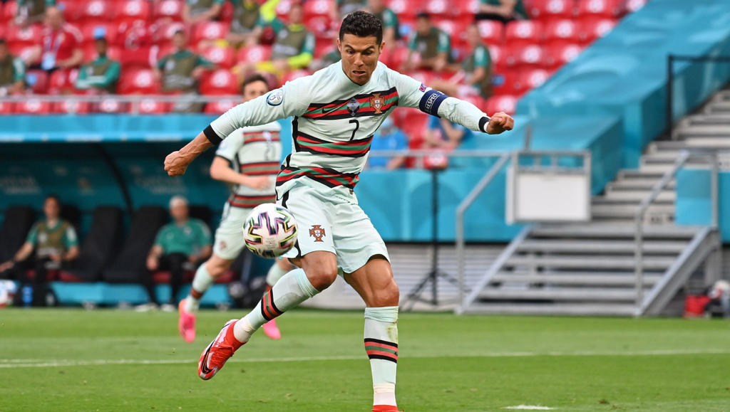 Cristiano Ronaldo, titular esta tarde en el Puskas Arena en el partido Hungría-Portugal, se ha convertido en el primer jugador que participa en cinco Eurocopas. (EFE)