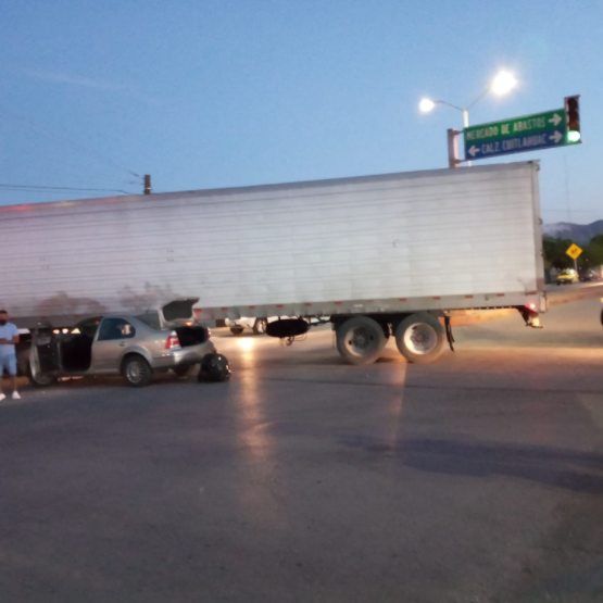 Operador de tráiler en estado de ebriedad provoca accidente en Torreón