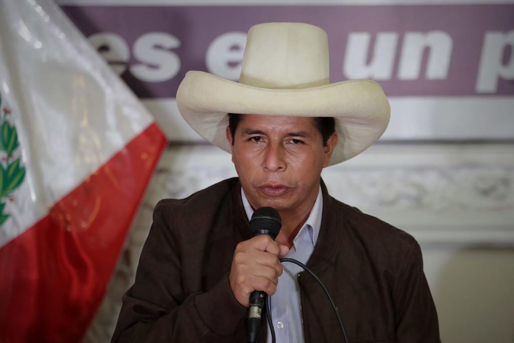 El candidato izquierdista Pedro Castillo rechazó el martes los pedidos para anular los comicios presidenciales de Perú por un supuesto fraude denunciado sin pruebas por políticos que apoyan a su rival derechista Keiko Fujimori, quien busca anular miles de votos. (EFE)
