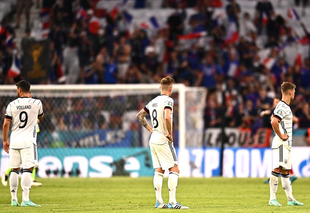 Mats Hummels anotó un autogol y Francia venció el martes 1-0 a Alemania en el Campeonato Europeo.